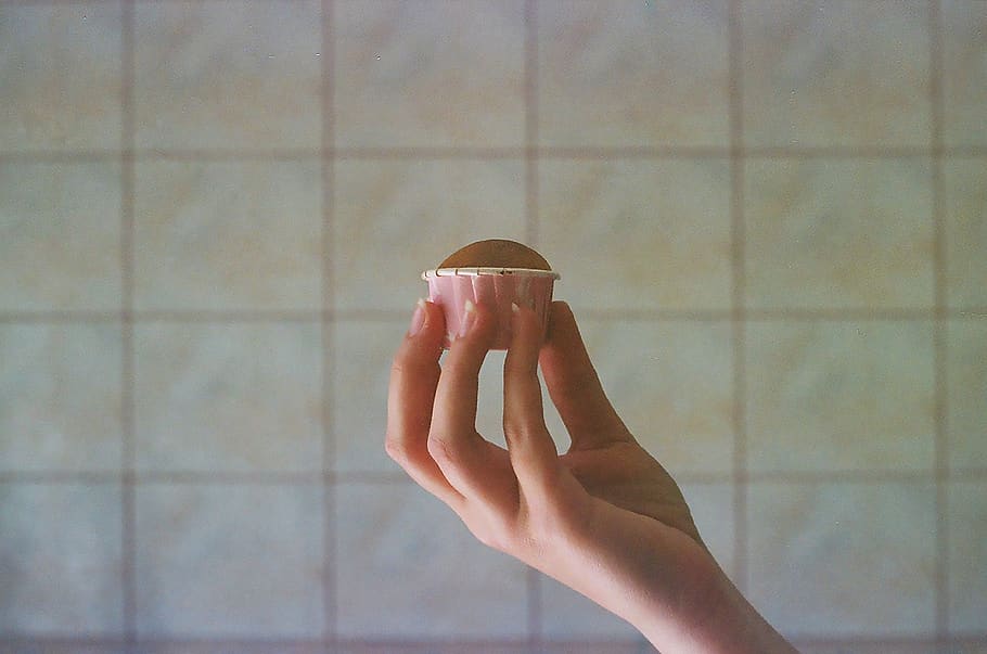 person holding cupcake, human hand, human body part, one person HD wallpaper