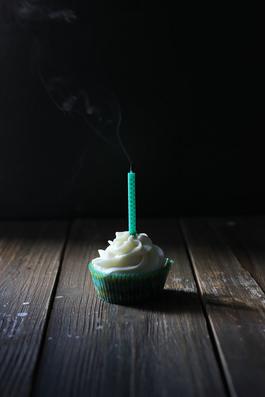 cupcake with candle on top, food, creme, icing, dessert, cream, HD wallpaper