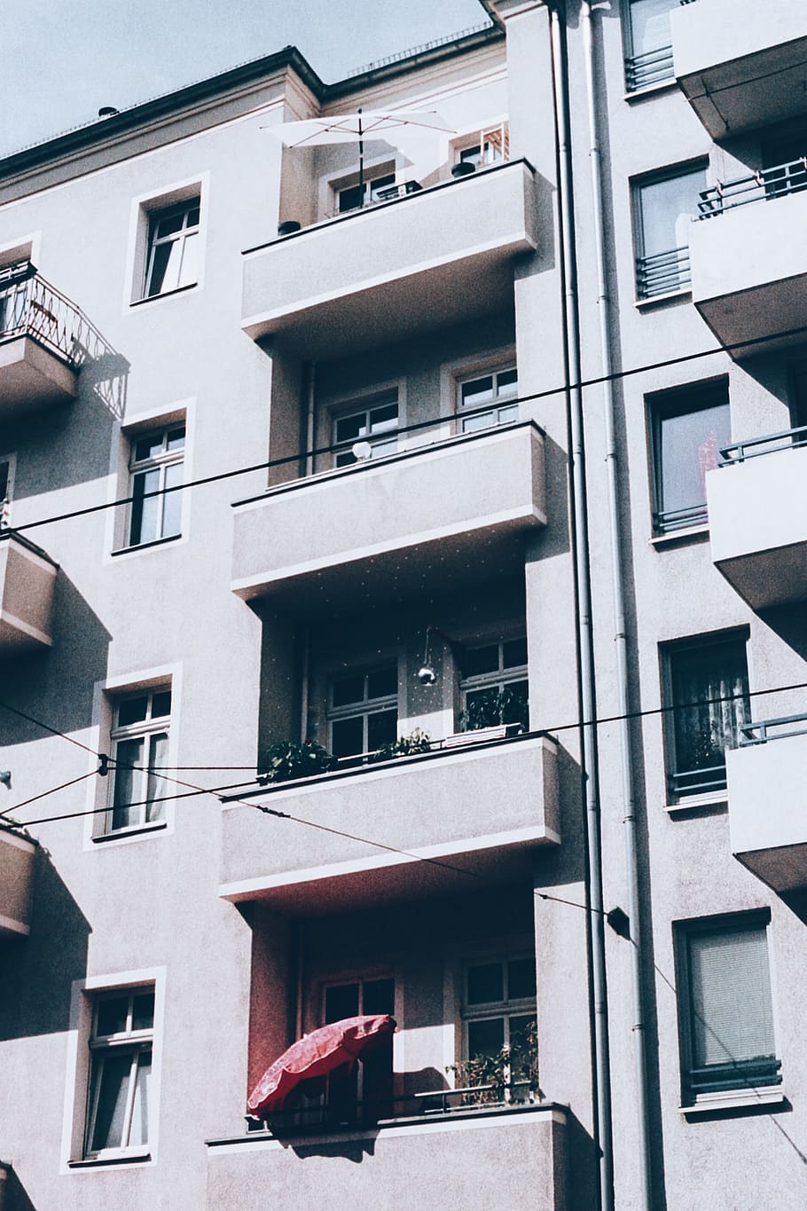 white concrete apartment building, architecture, sunlight, shadow HD wallpaper