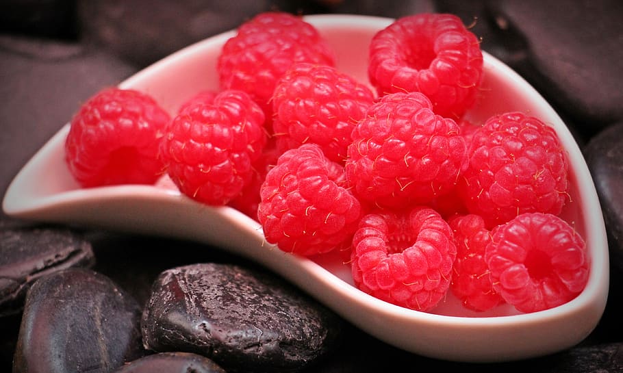 Red Raspberry Fruit on White Ceramic Tray, chocolates, delicious HD wallpaper