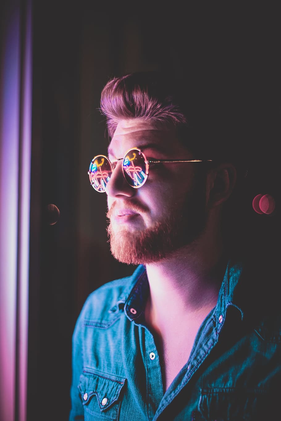 man wearing sunglasses at dim lighted room, male, neon, reflection, HD wallpaper