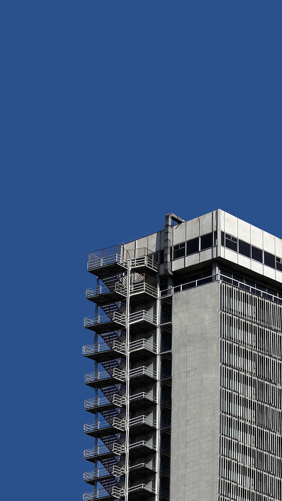 gray concrete building under blue sky, city, high rise, town HD wallpaper
