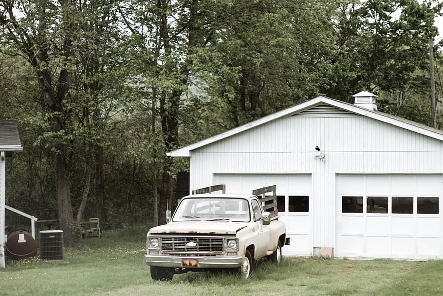 Gray Chevrolet Car Parked Near White Shed, abandoned, building HD wallpaper