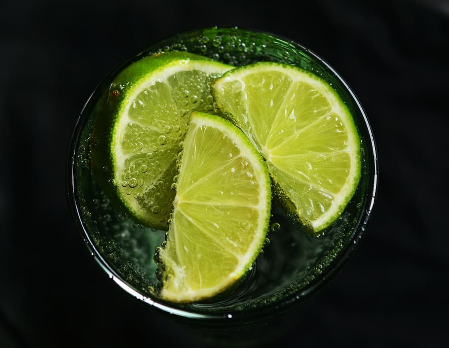 Lime Slices in Drinking Glass, beverage, bubble, citrus, close-up HD wallpaper