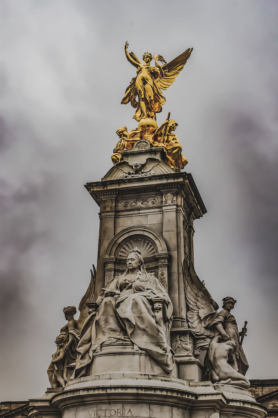the queen victoria memorial, buckingham palace, england, sky