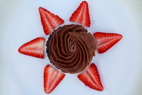 Brown Cupcake, art, bright, chocolate, colors, cream, delicious HD wallpaper