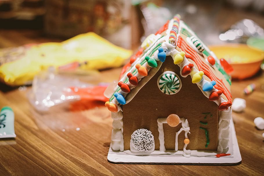 candy house décor, celebration, table, focus on foreground, no people HD wallpaper