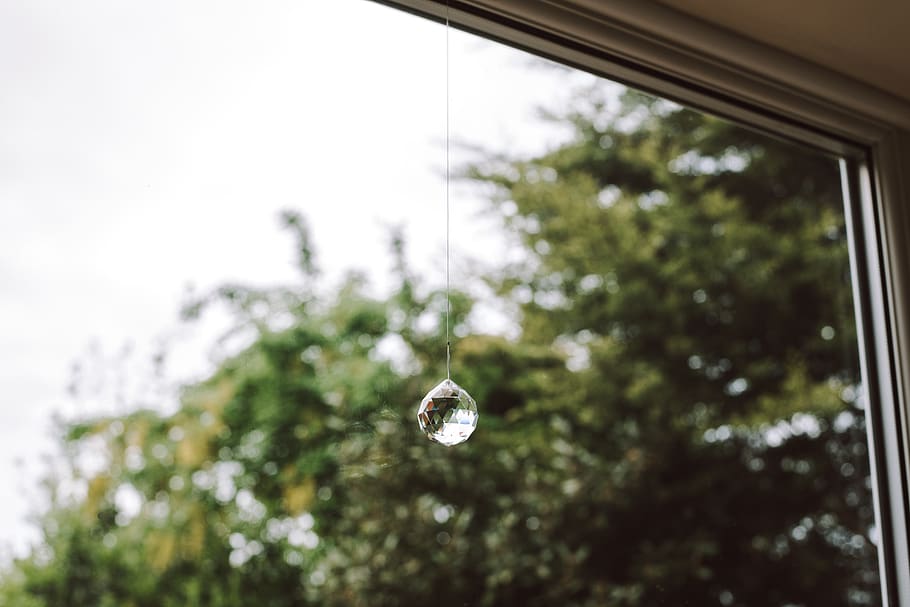 Clear Crystal Gemstone Hanging Decoration, blur, bright, color HD wallpaper