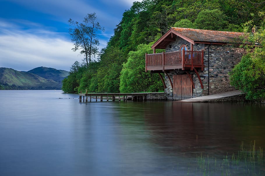 Brown Cottage Near Blue Body of Water during Daytime, architecture HD wallpaper