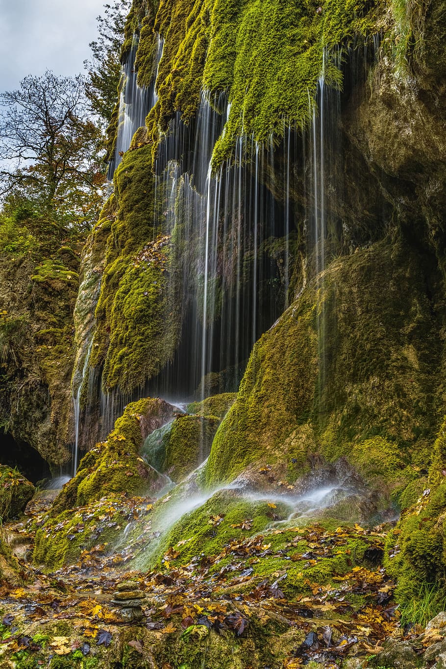 Waterfalls on Mountain Cliff, daytime, environment, flow, forest HD wallpaper