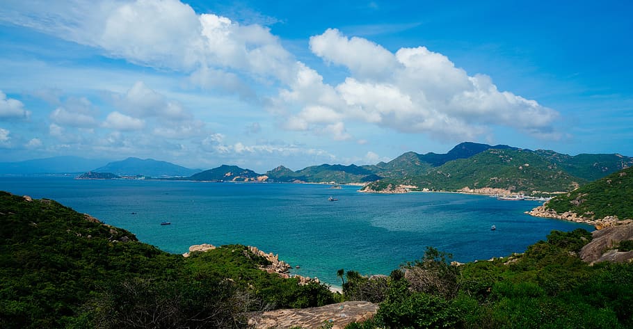 Cam Ranh Bay - một nơi tuyệt đẹp, nơi vịnh biển đẹp như tranh vẽ được bao bọc bởi cảnh núi non phủ và sắc màu xanh dương của biển cả. Hãy lựa chọn một bức ảnh hình nền đẹp nhất để đưa bạn vào một thế giới đầy cảm hứng.