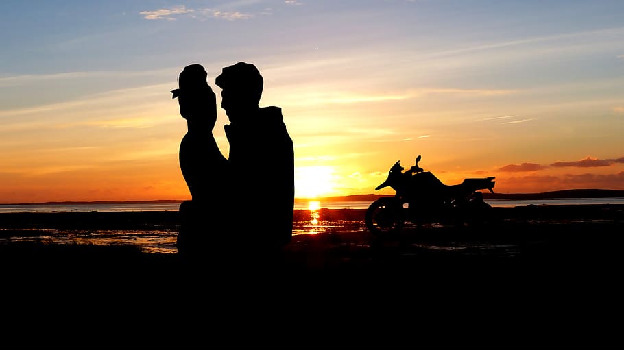 sunset, couple, romance, romantic, love, twilight, silhouette HD wallpaper