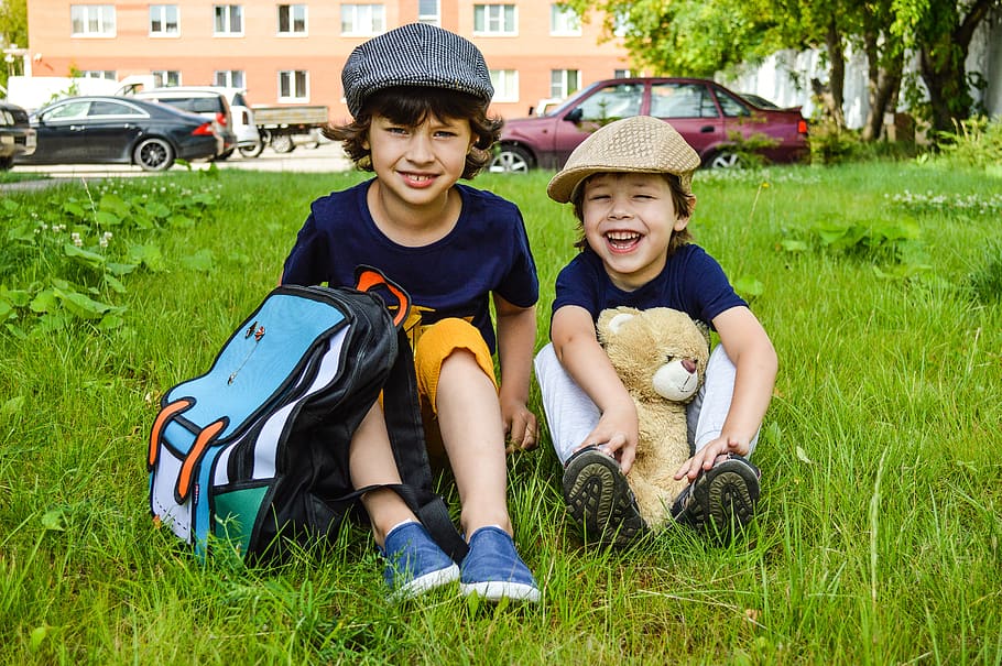 kids, backpack, boys, bear, lawn, baby, laughter, children's laughter HD wallpaper