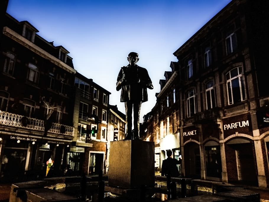 man standing statue in between buildings, town, city, downtown HD wallpaper