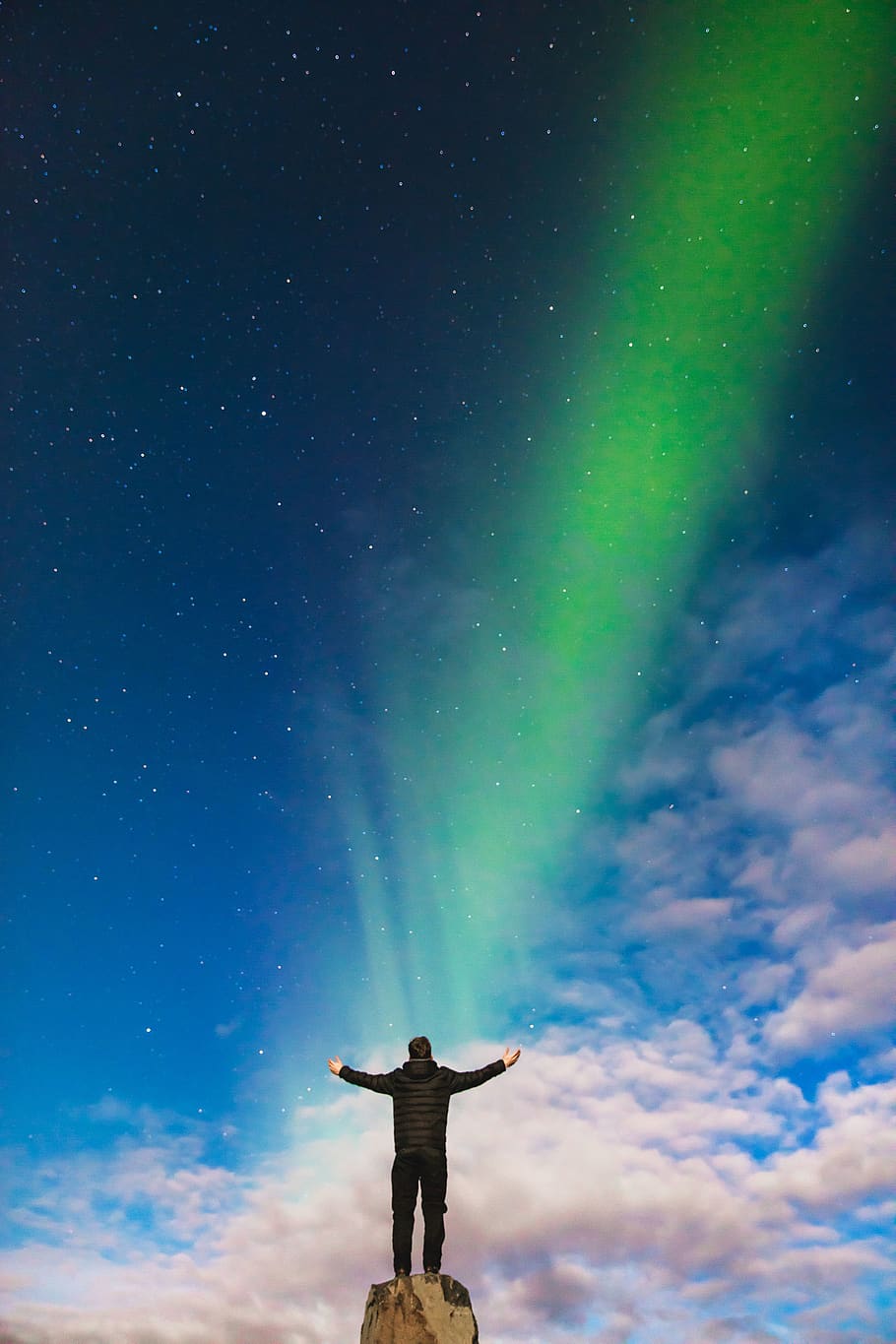 aurora, green, light, atmosphere, sky, stars, clouds, people HD wallpaper