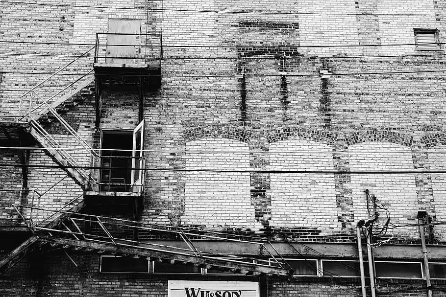 bricks, wall, building, architecture, city, urban, black and white HD wallpaper