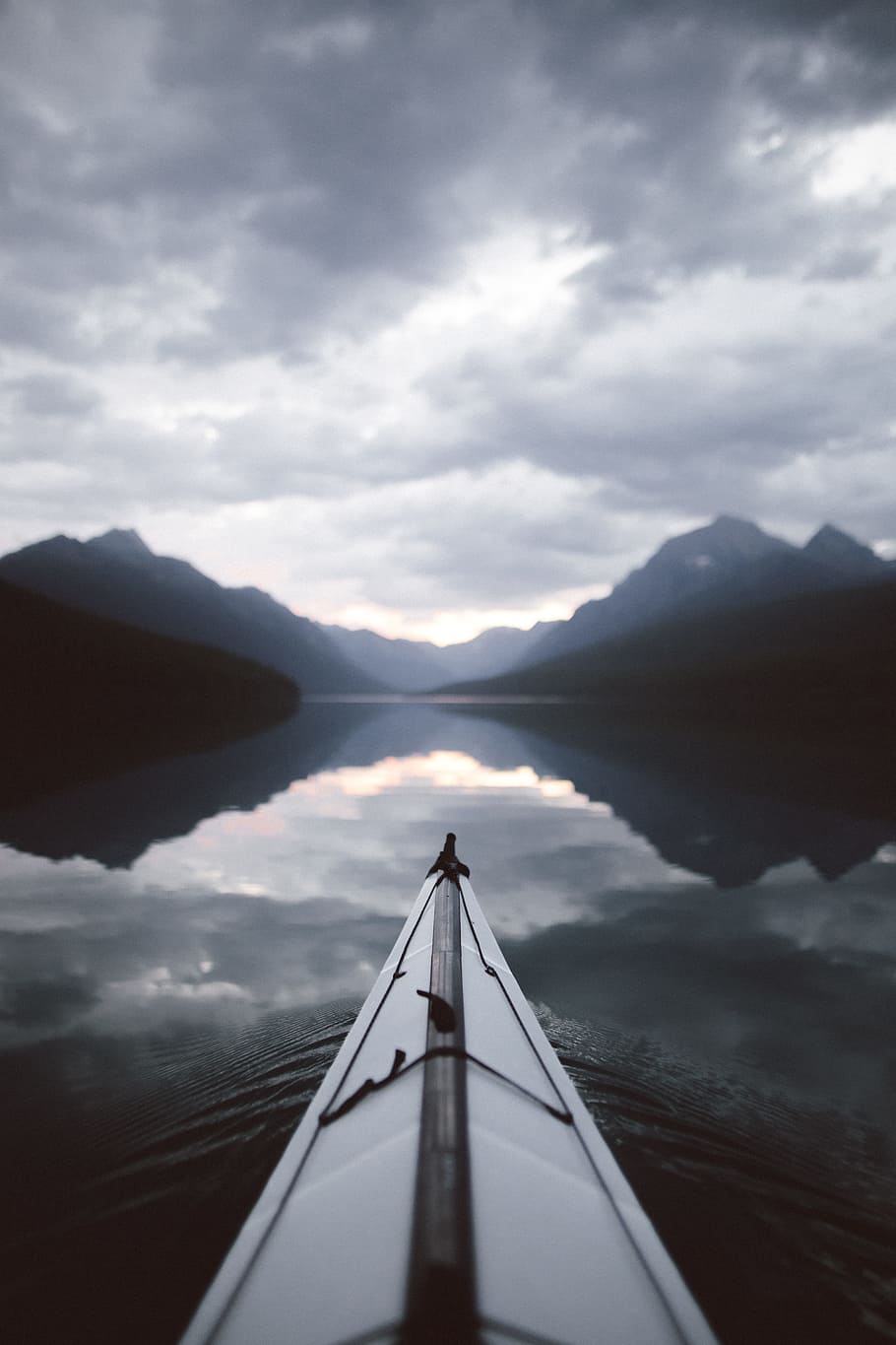 grayscale photo of body of water and mountains, boat, sunset HD wallpaper
