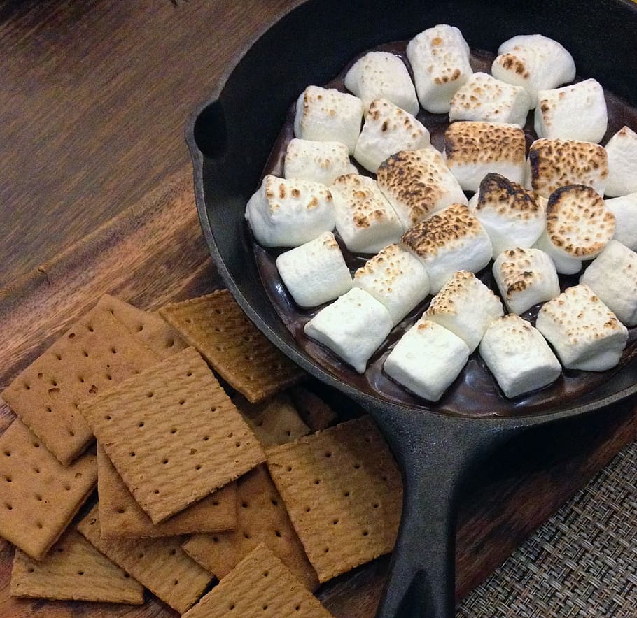 Fried Marshmallows on Top of Black Steel Nonstick Frying Pan, HD wallpaper