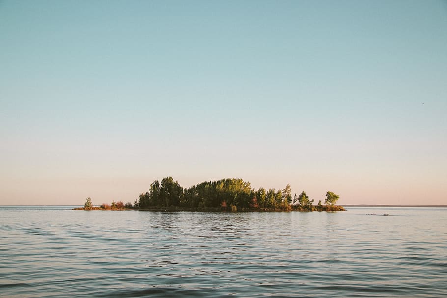 Остров средней море. Среднее море.