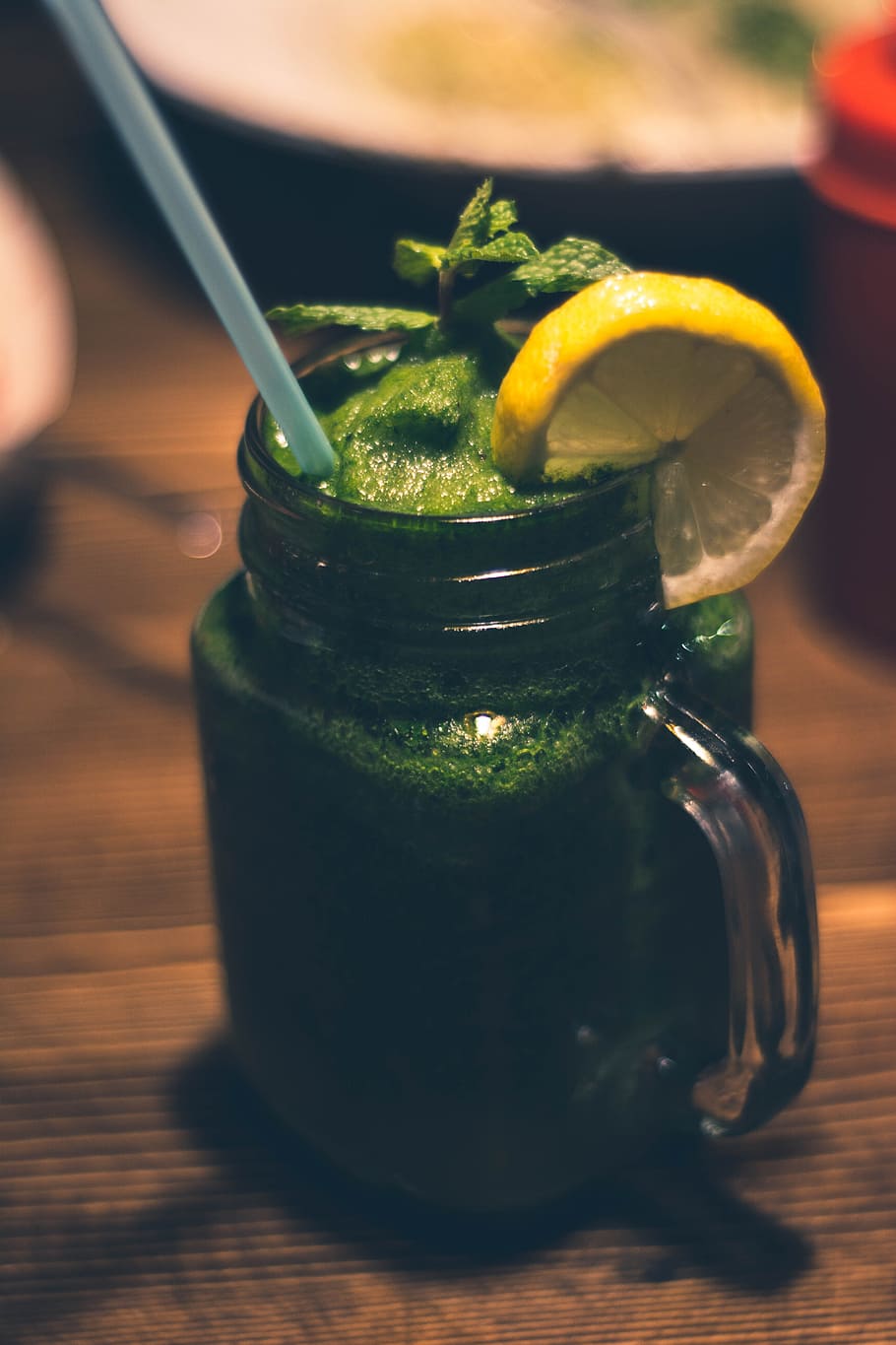 Close-up Photography of Clear Glass Mason Jar Mug With Green Juice and Sliced Citrus Toppings HD wallpaper