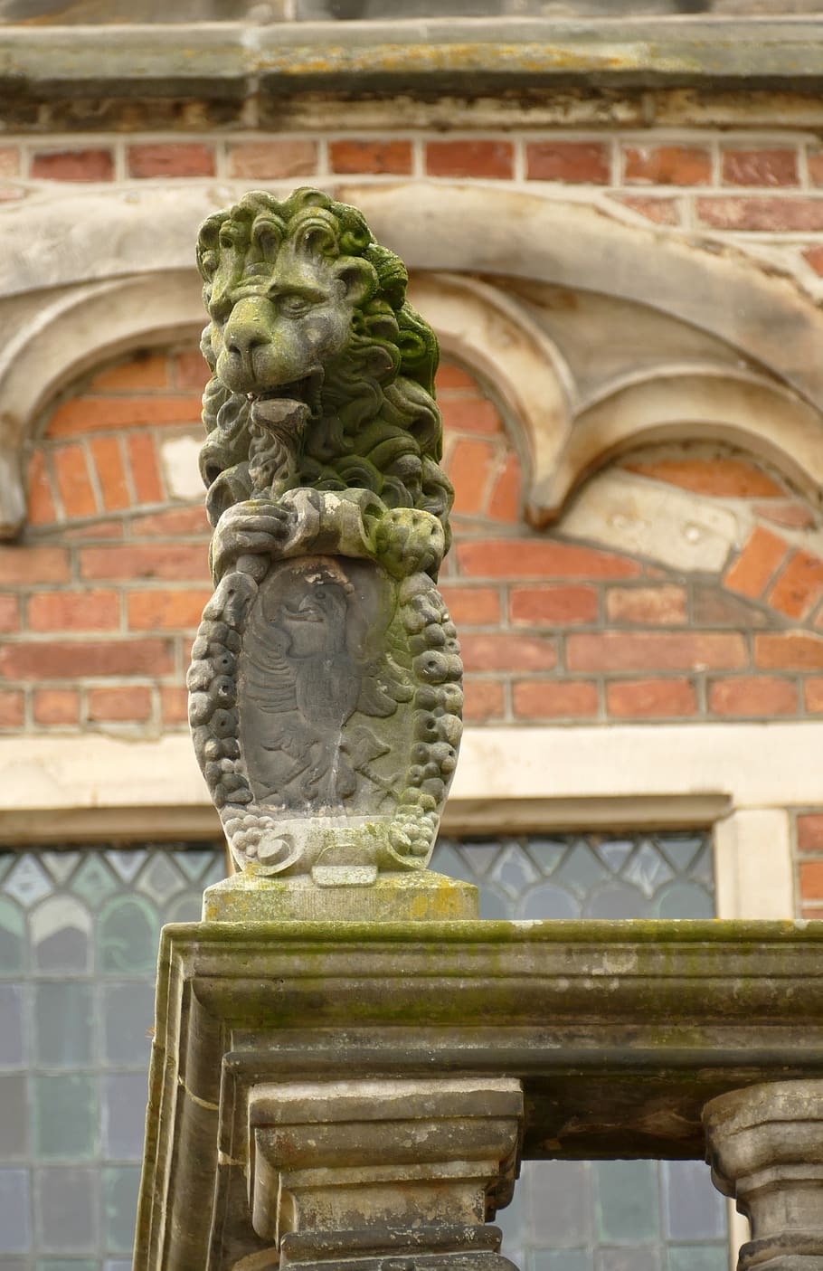 lion, image, statue, sculpture, stone, shield, weapon, facade HD wallpaper