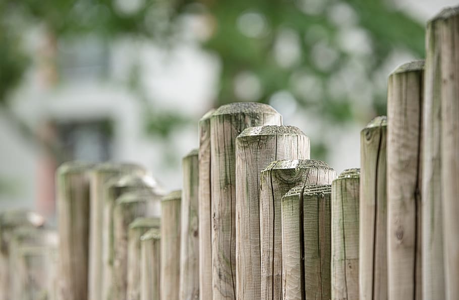 Brown Wooden Fence in Front, barricade, barrier, border, boundary HD wallpaper