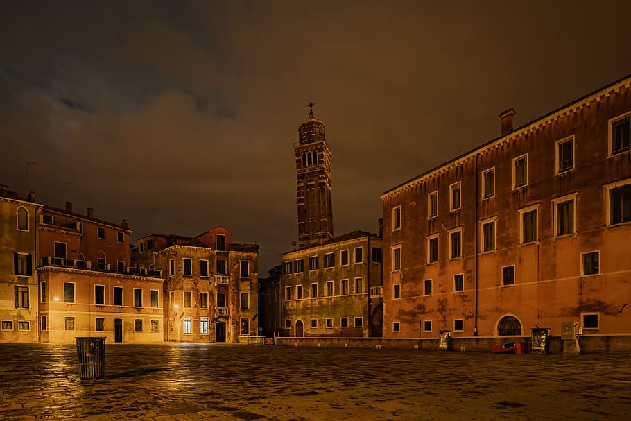 empty field surrounded with buildings, city, town, downtown, urban HD wallpaper