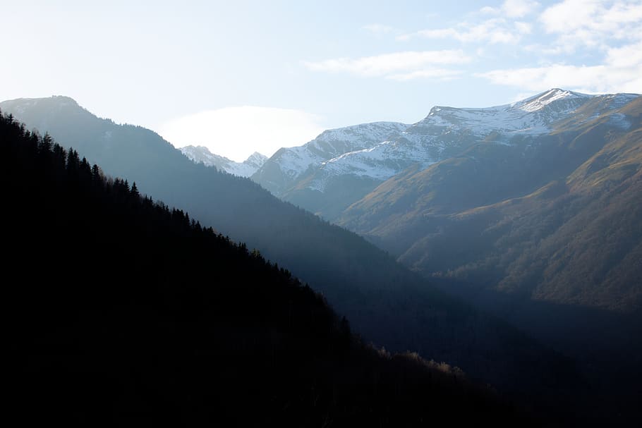 brown mountain under white sky during daytime, mountain range HD wallpaper