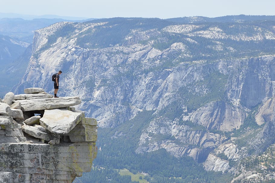 man standing near cliff, mountain, adventure, leisure activity HD wallpaper