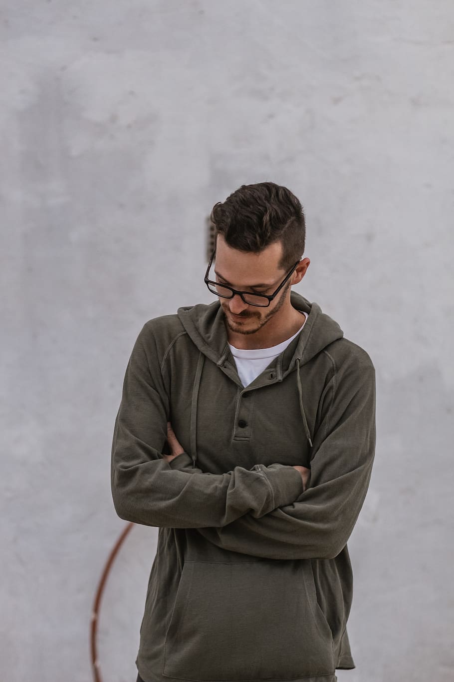 man wearing grey pullover hoodie, sleeve, apparel, clothing, person HD wallpaper