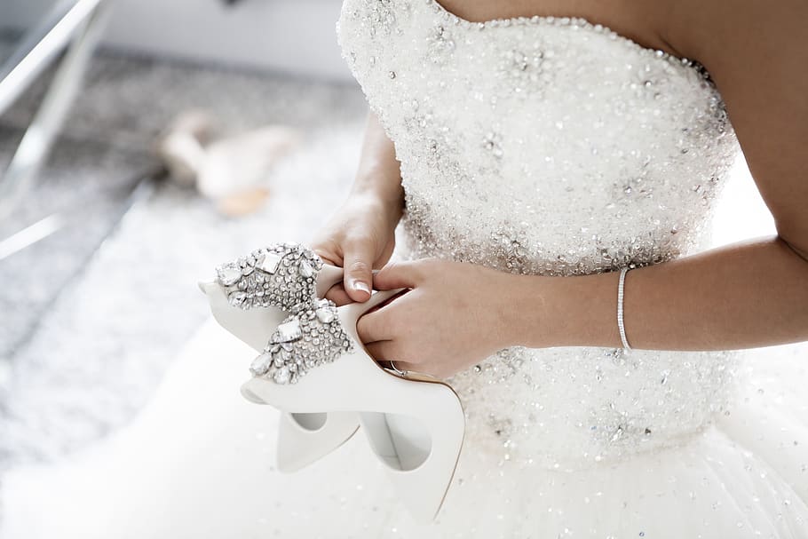 Woman Holding Her High Hills, beautiful, blur, bracelet, bride HD wallpaper