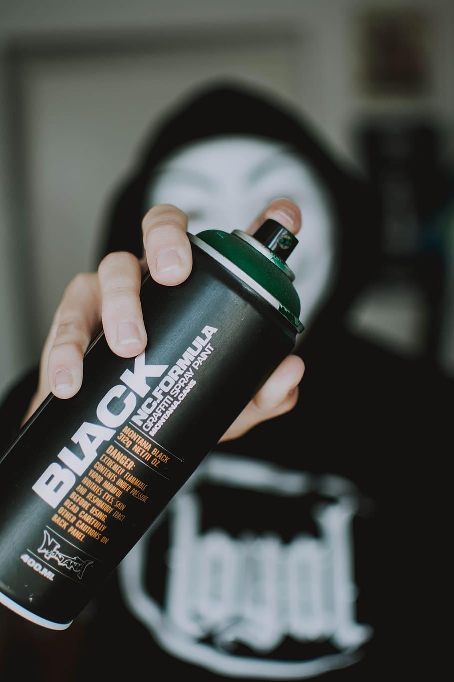 Person Holding Black Spray Bottle, hand, macro, spray paint, human hand HD wallpaper