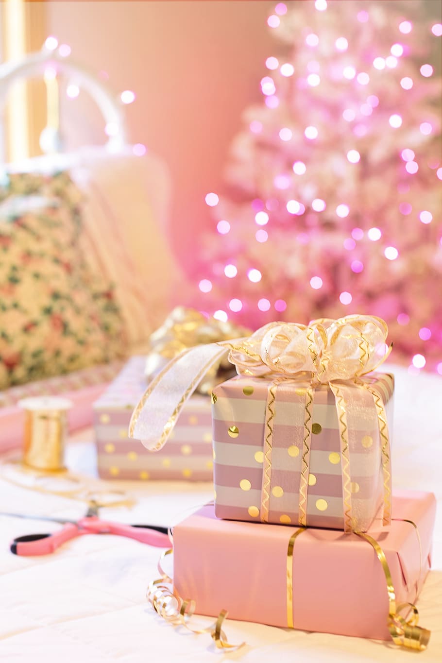 christmas, pink, presents, christmas tree, bedroom, decorations, HD wallpaper