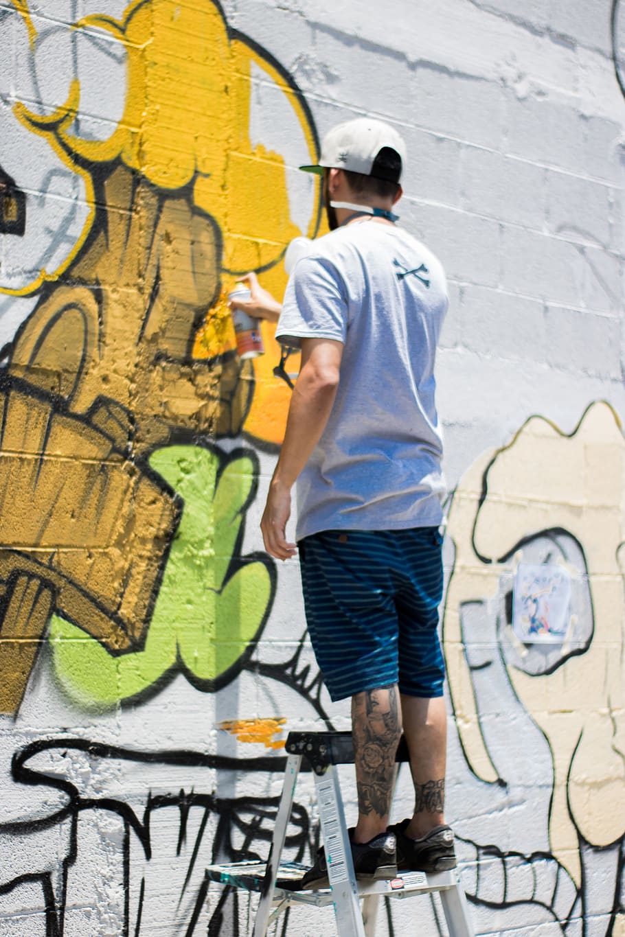 man paint spraying wall during daytime, human, person, clothing HD wallpaper