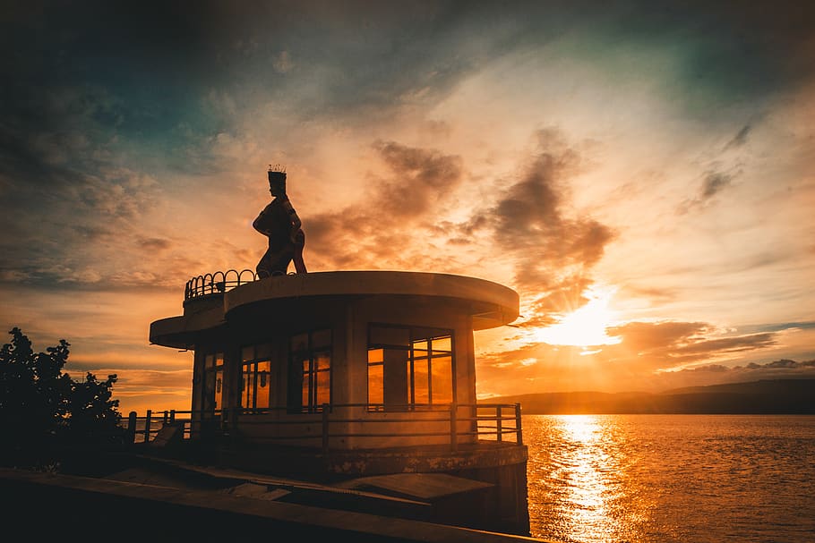 Black Statue on Top of White Building Across Sunset, architecture HD wallpaper