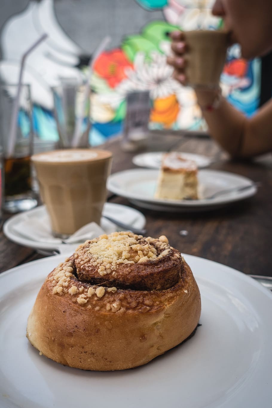 Cinnamon roll with coffee in a coffeeshop, café, close up, dessert HD wallpaper