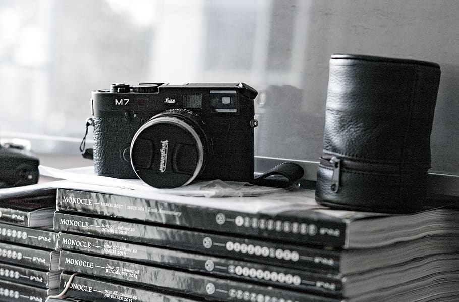 lieca, m7, bandw, shelf, stylish, books, camera, technology HD wallpaper