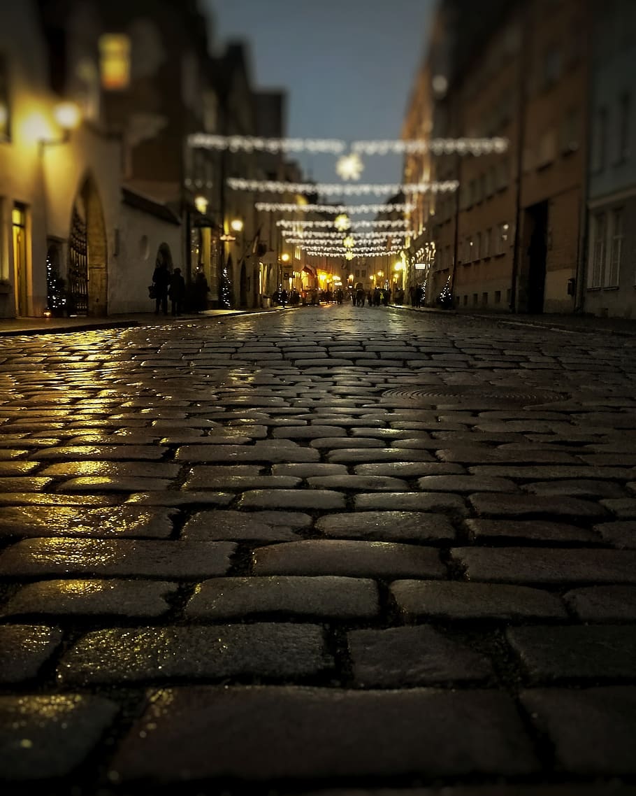 Gray Building Near Walkway, architecture, bricks, buildings, cobblestone HD wallpaper