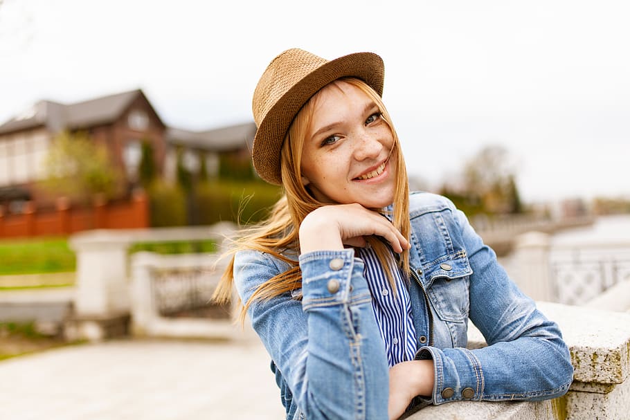 Smiling Woman Wearing Blue Denim Button-up Jacket and Brown Hat With Hands Below Her Face, HD wallpaper