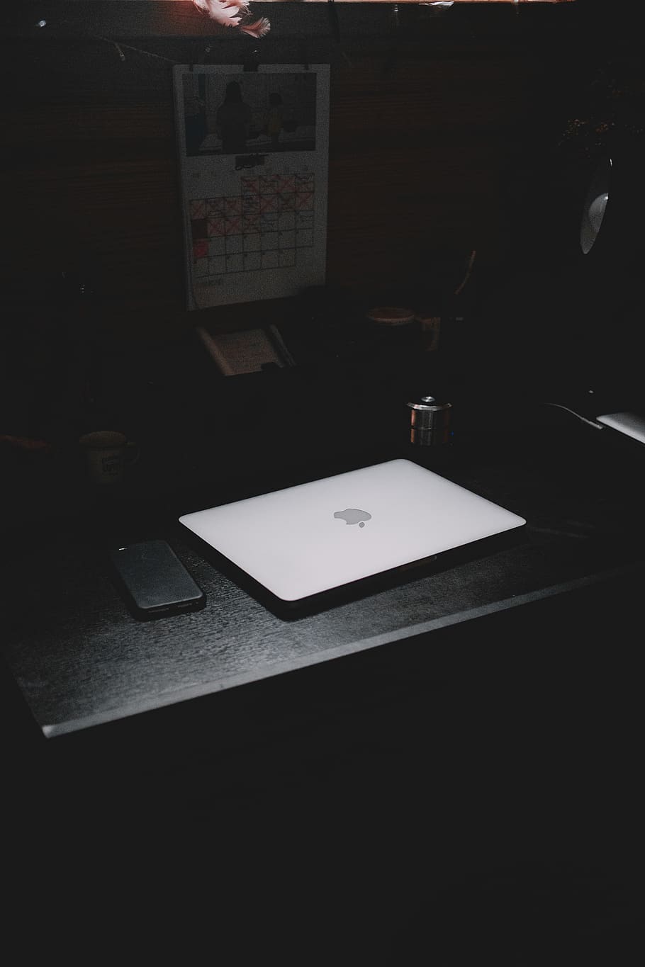 Silver Macbook, commerce, dark, design, designer, desk, digital nomad HD wallpaper