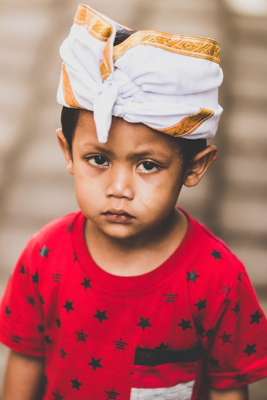 Boy Wearing Red and Black Star Print Crew-neck T-shirt Selective Focus Photography HD wallpaper
