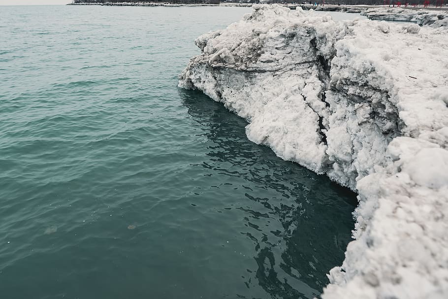 Вода в утесе. Айсберг снег.