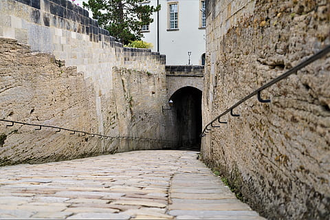 empty narrow pathway during daytime, walkway, flagstone, sidewalk HD wallpaper