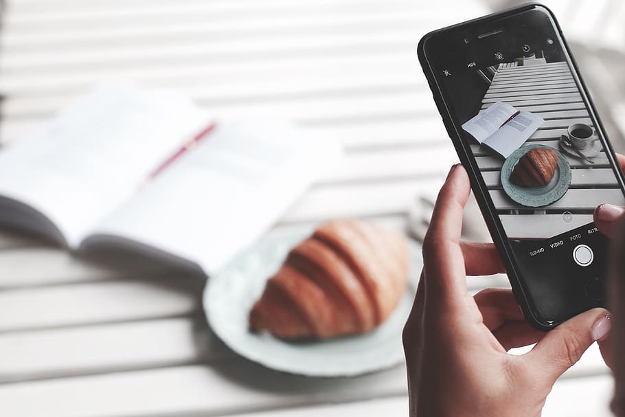 breakfast, smartphone, a croissant, read, human hand, technology HD wallpaper