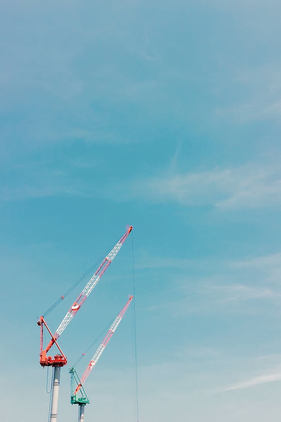 red and green steel cranes during daytime, constriction crane, HD wallpaper