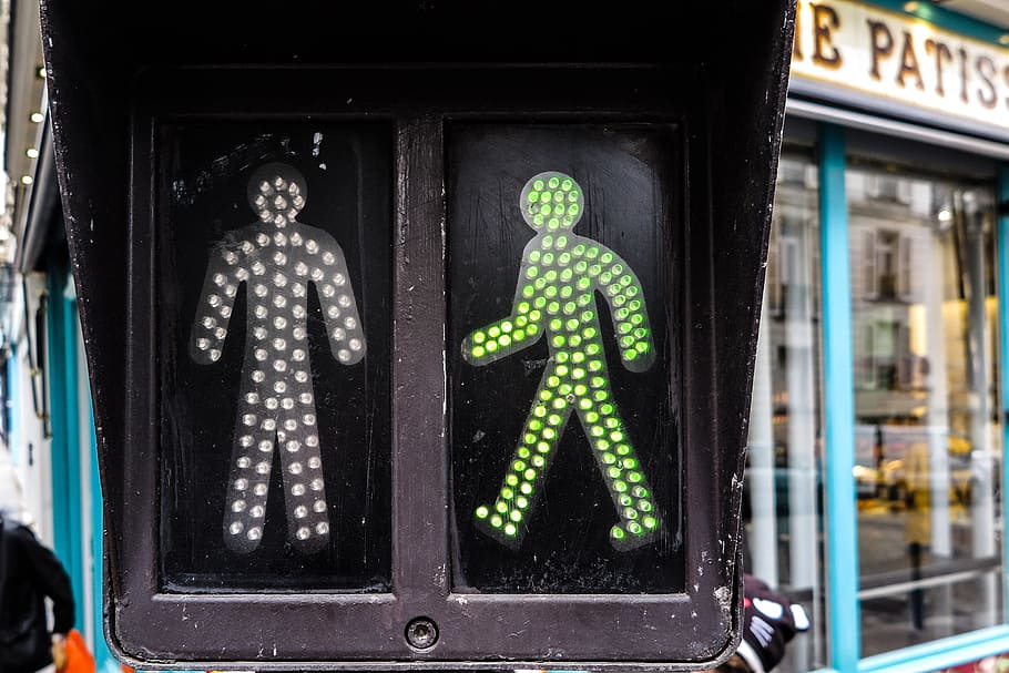 Walk and Don t Walk figures on a streel light with the Walk person illuminated in green, safe for pedestrians., HD wallpaper