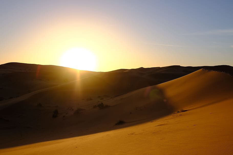 Dessert Mountain During Sunset, arid, backlit, dawn, desert, dune HD wallpaper