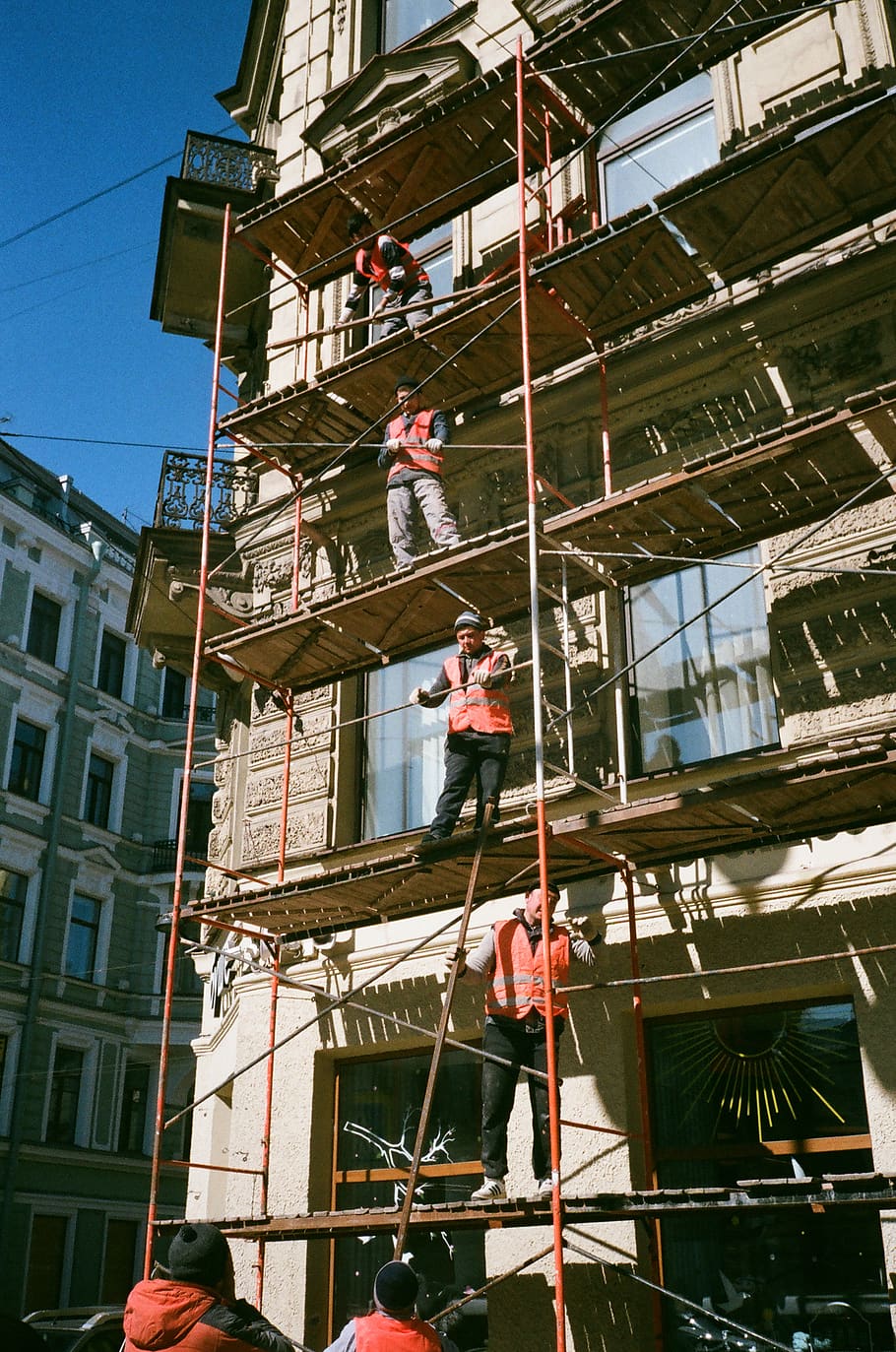 Men on Brown Scaffolding, apartment, architecture, building, building site, HD wallpaper