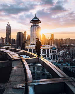 man standing on building edge, building exterior, built structure HD wallpaper