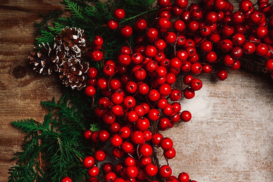 Holiday Berry Decor On Wood Photo, Christmas, Holidays, food and drink HD wallpaper